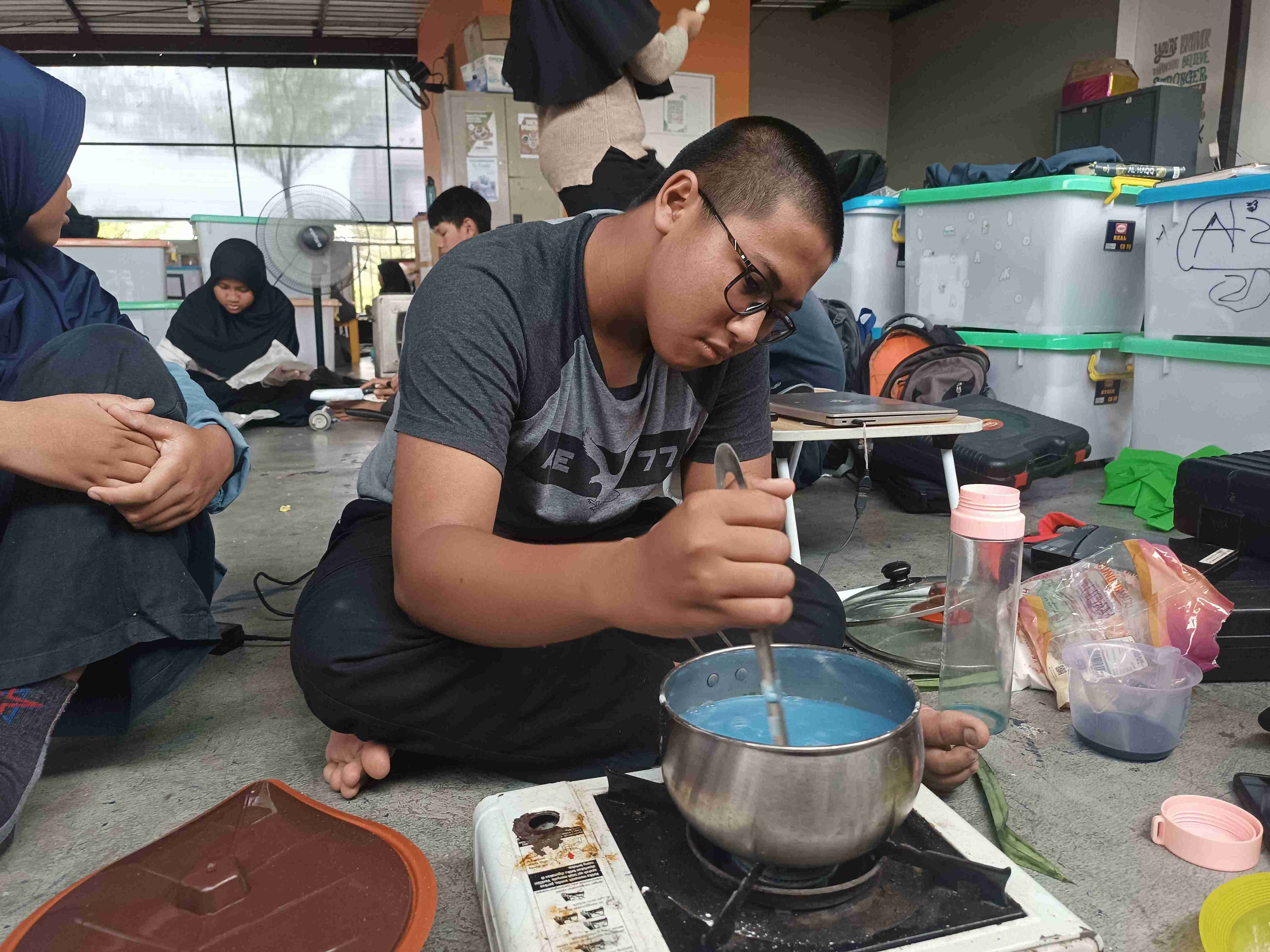 Making Cendol Noodles